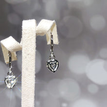 Cargar imagen en el visor de la galería, Huggie Heart
